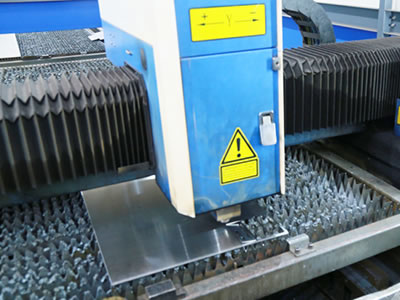 La cortadora por láser lleva a cabo el corte de cartones con ciertas especificaciones